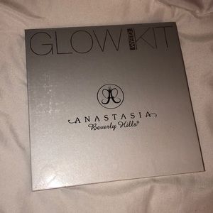 Anastasia Beverly Hills Glow kit “GLEAM”